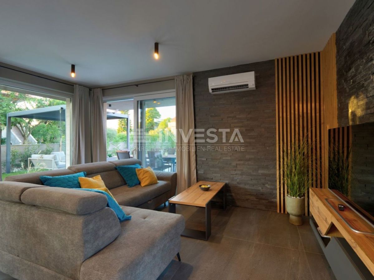 Luksuzna nova dvojna vila s ogrevanim bazenom in wellnessom