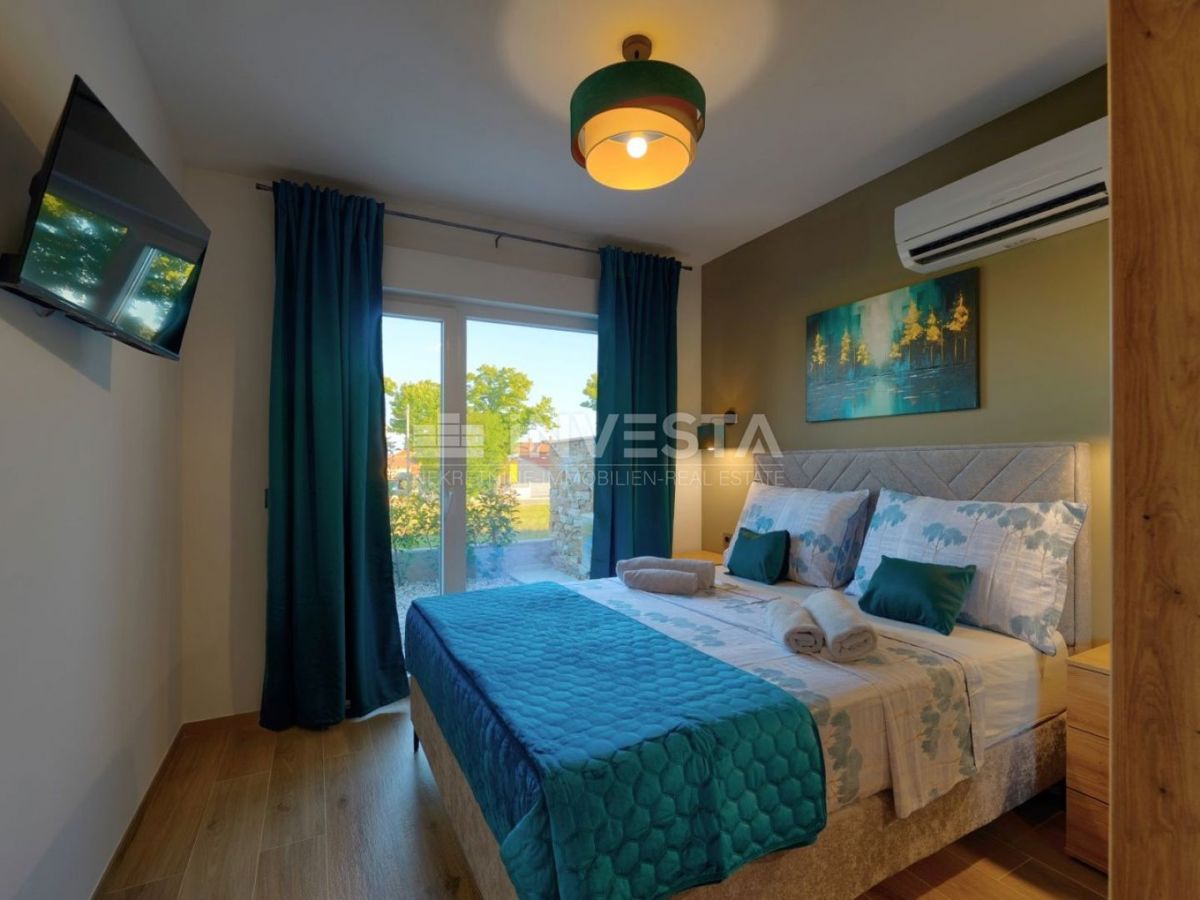 Luksuzna nova dvojna vila s ogrevanim bazenom in wellnessom