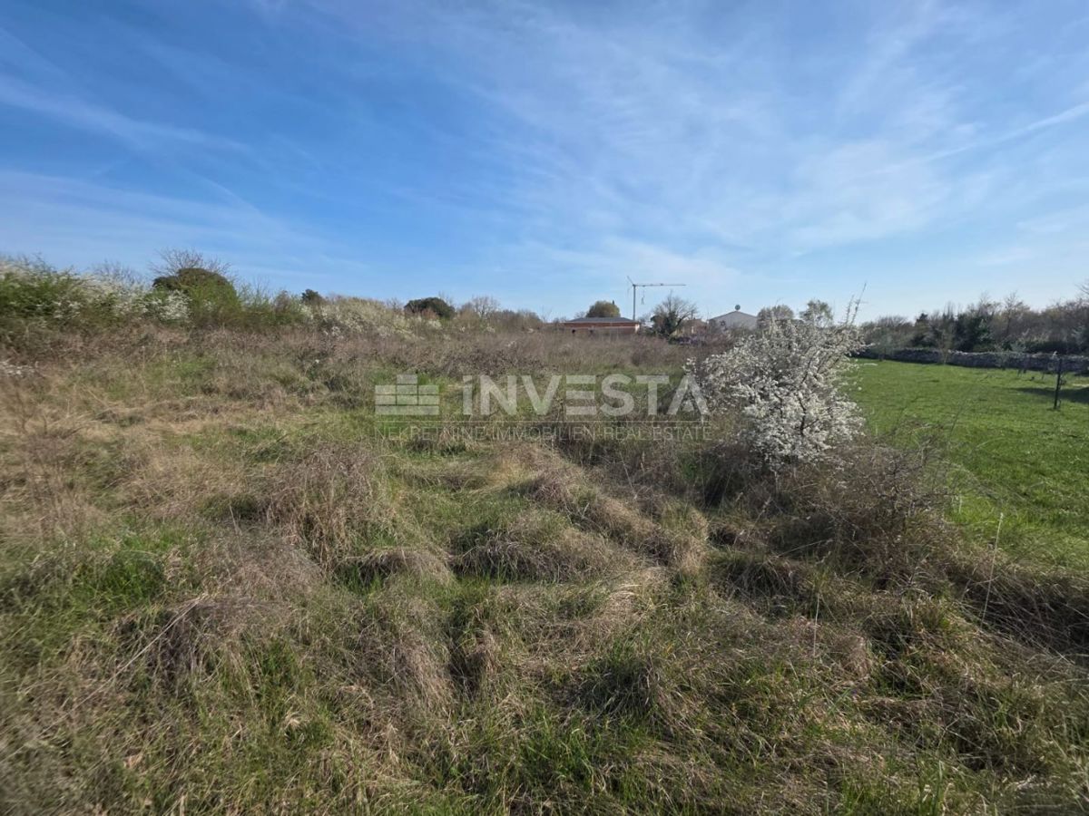 Prostorno kombinirano zemljišče v srcu Istre
