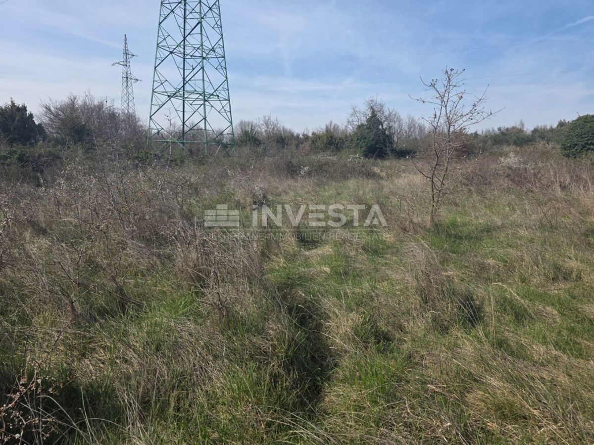 Prostorno kombinirano zemljišče v srcu Istre