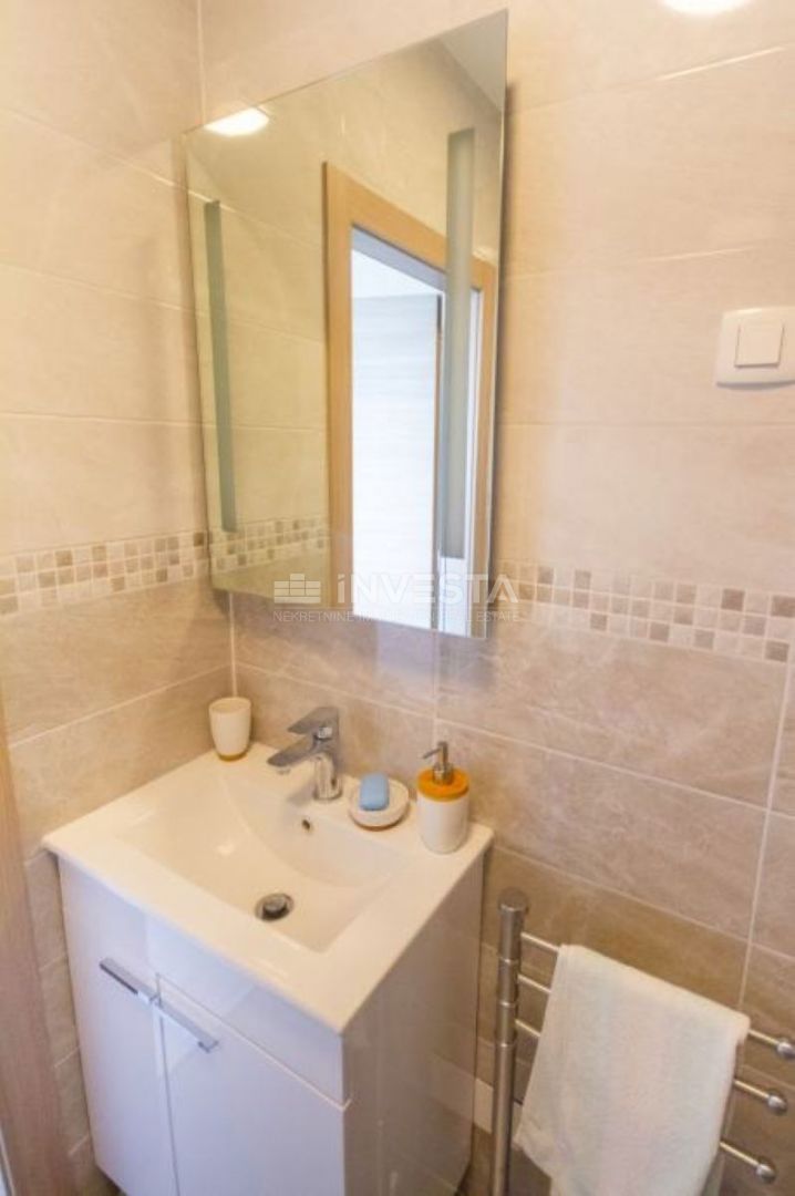 Pulj, Veruda - Stanovanje na frekventni lokaciji, 900m od morja, 61m²