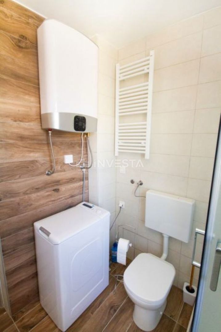 Pulj, Veruda - Stanovanje na frekventni lokaciji, 900m od morja, 61m²