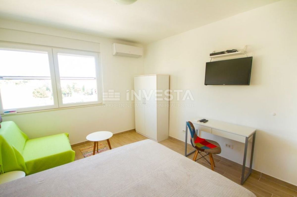 Pulj, Veruda - Stanovanje na frekventni lokaciji, 900m od morja, 61m²