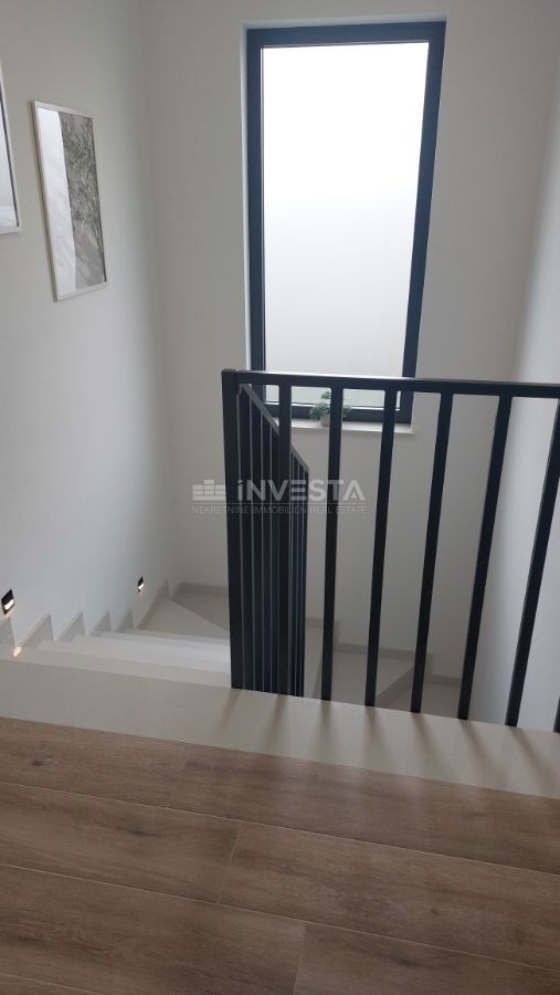 Moderna vila v okolici Poreča s pogledom na morje