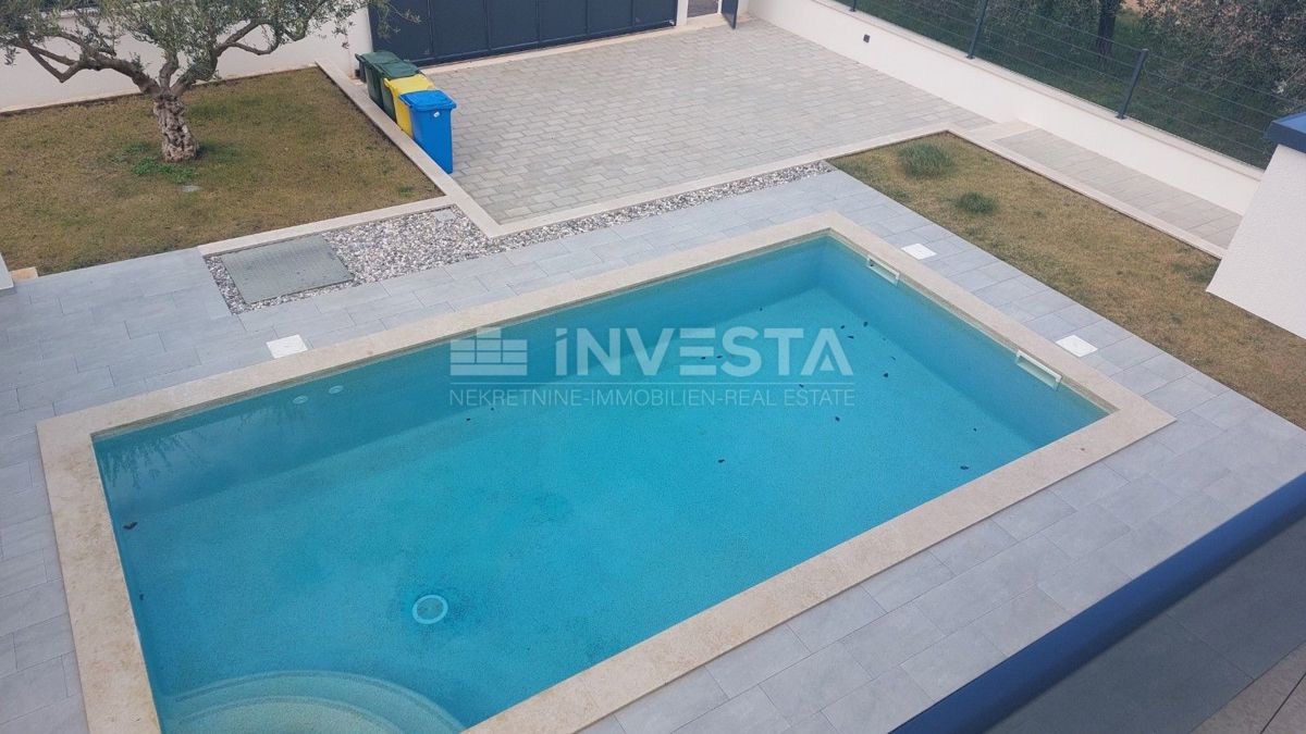 Moderna vila v okolici Poreča s pogledom na morje