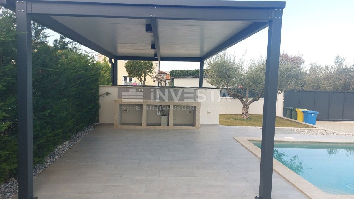 Moderna vila v okolici Poreča s pogledom na morje