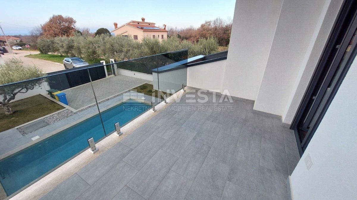Moderna vila v okolici Poreča s pogledom na morje