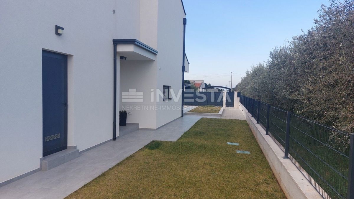 Moderna vila v okolici Poreča s pogledom na morje