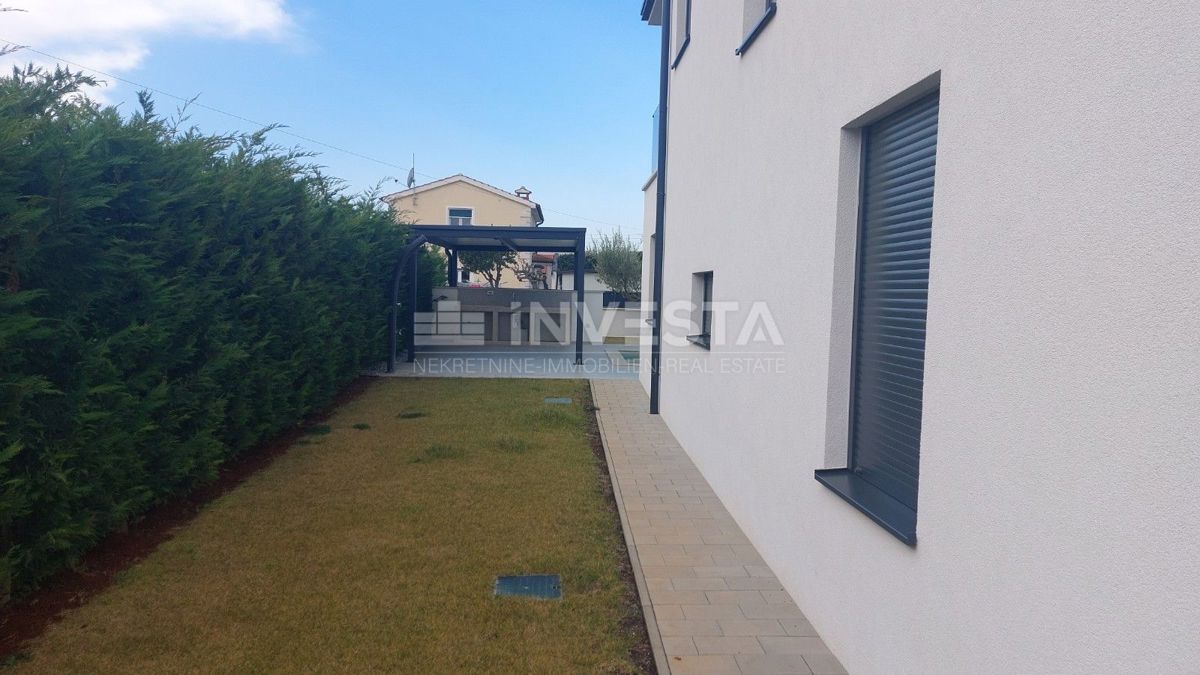 Moderna vila v okolici Poreča s pogledom na morje