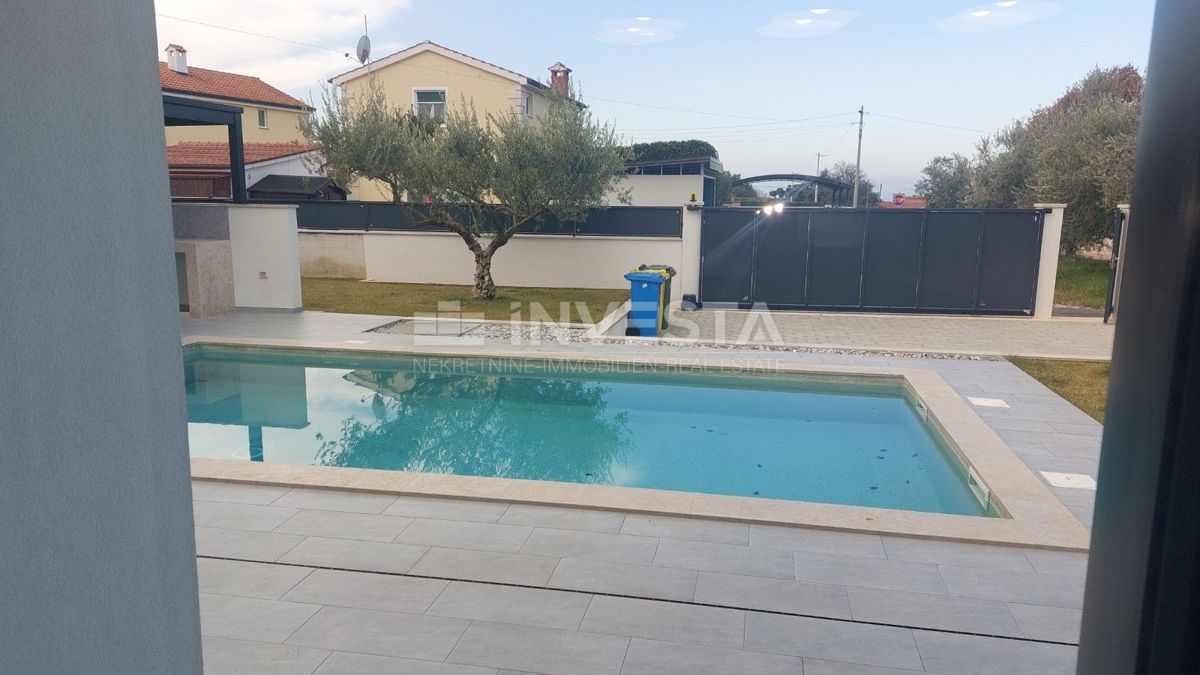 Moderna vila v okolici Poreča s pogledom na morje