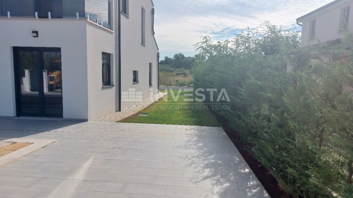 Moderna vila v okolici Poreča s pogledom na morje