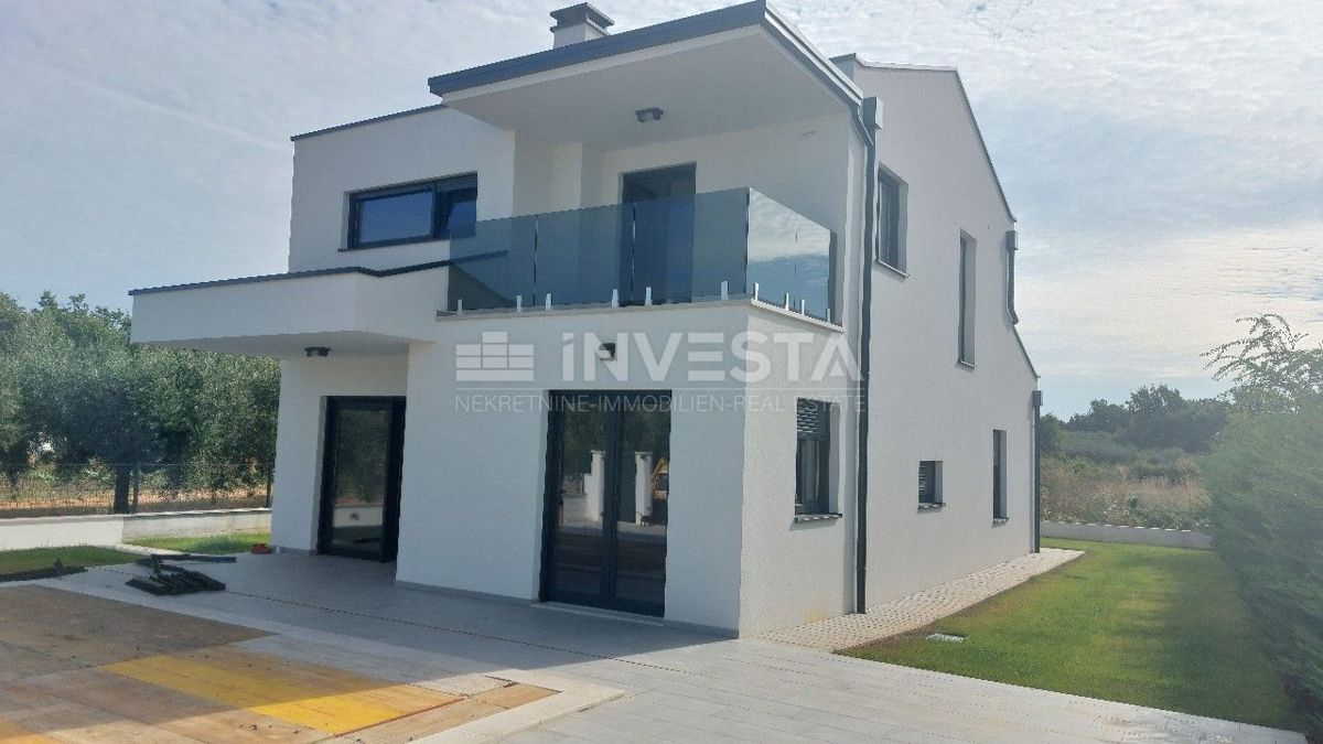 Moderna vila v okolici Poreča s pogledom na morje