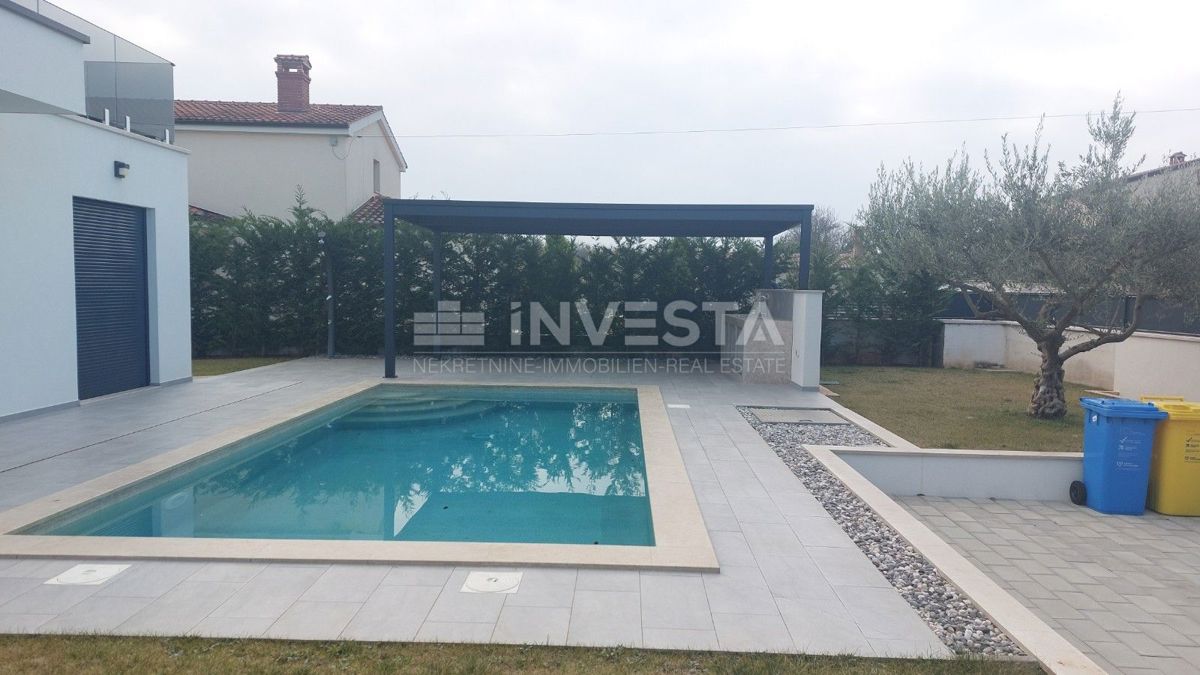 Moderna vila v okolici Poreča s pogledom na morje