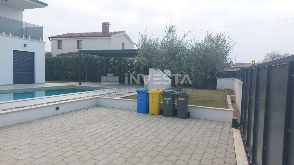 Moderna vila v okolici Poreča s pogledom na morje