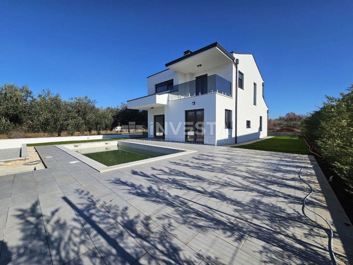 Moderna vila v okolici Poreča s pogledom na morje