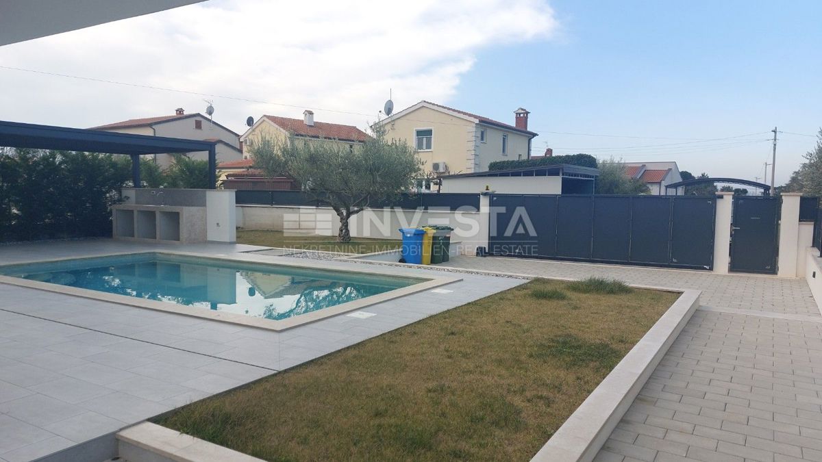 Moderna vila v okolici Poreča s pogledom na morje