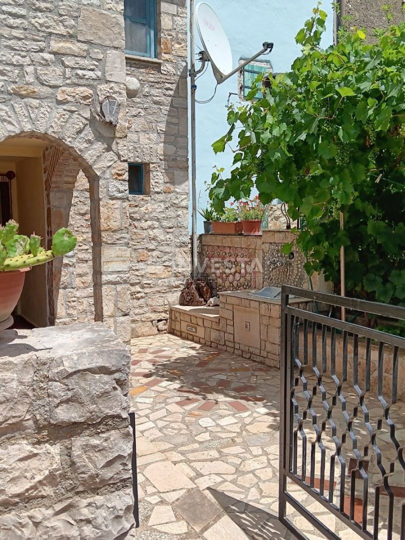 Okolica Poreča, avtohtona istrska vrstna hiša, 105 m2
