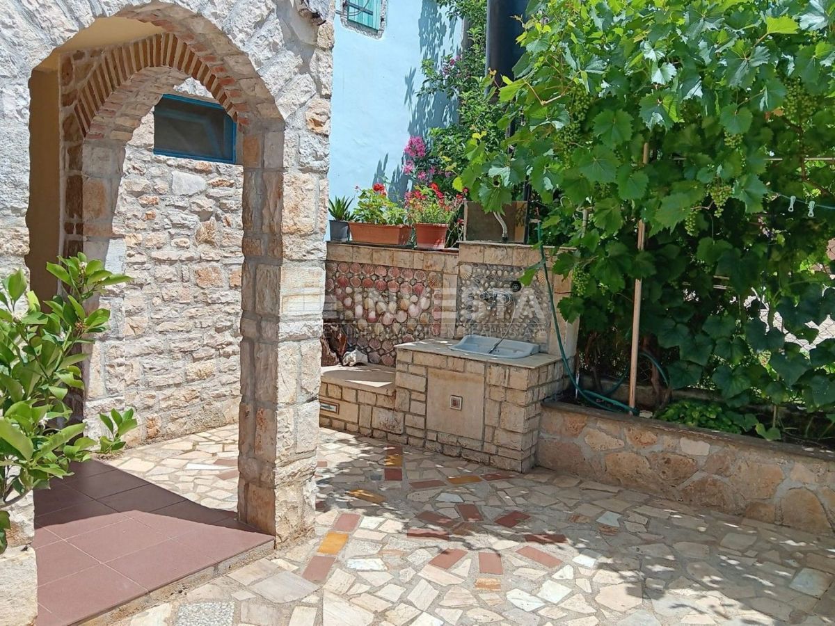 Okolica Poreča, avtohtona istrska vrstna hiša, 105 m2