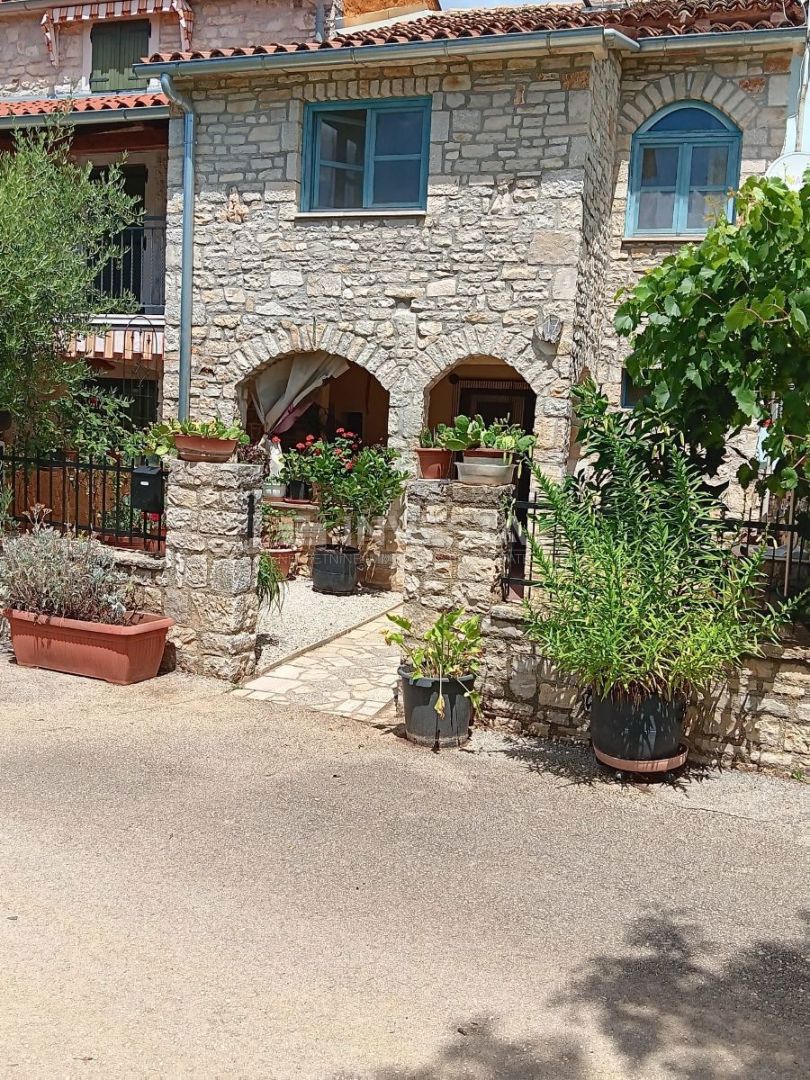 Okolica Poreča, avtohtona istrska vrstna hiša, 105 m2