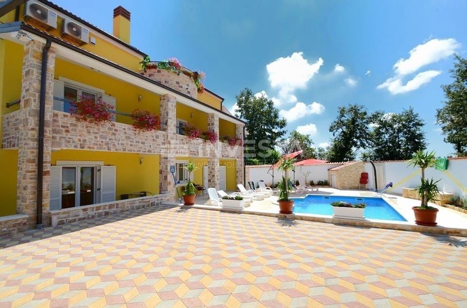 Okolica Poreča, lepa samostojna hiša z bazenom in 4 stanovanjskimi enotami