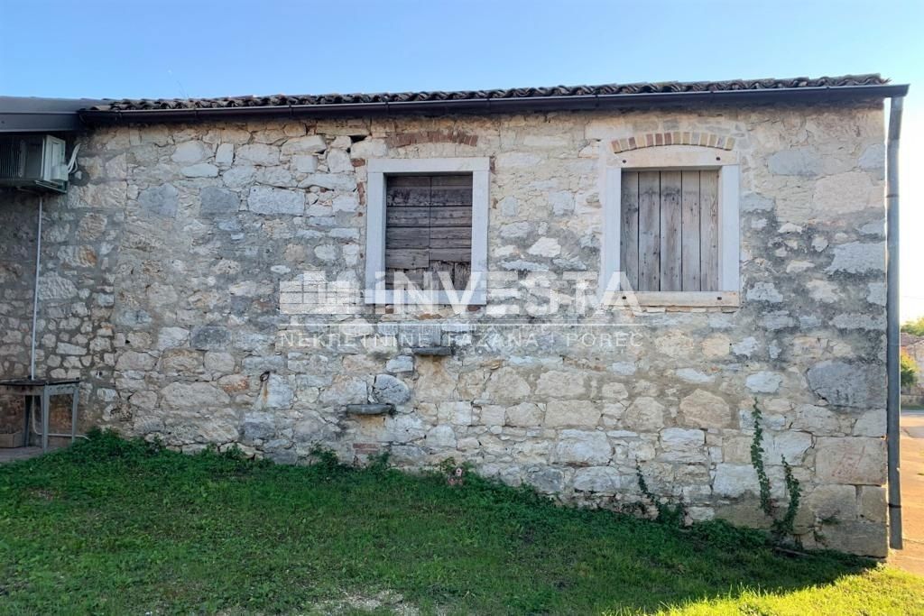 Okolica Vrsarja, kamnita istrska hiša z dvoriščem in garažo