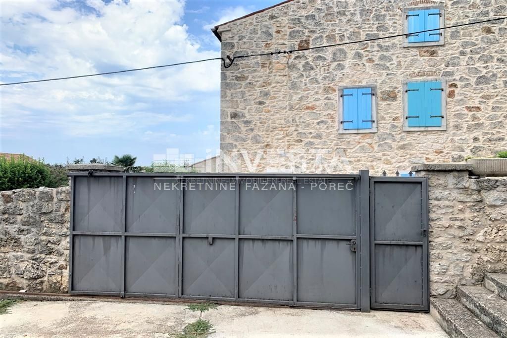 Okolica Vrsarja, kamnita istrska hiša z dvoriščem in garažo