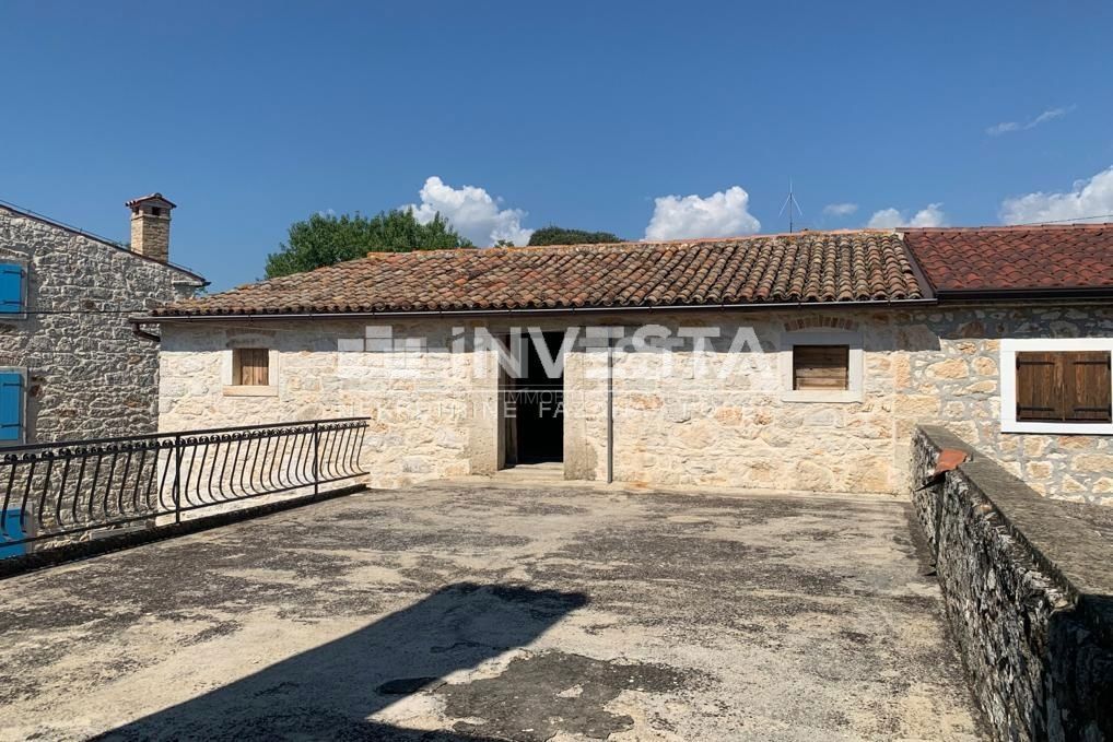 Okolica Vrsarja, kamnita istrska hiša z dvoriščem in garažo