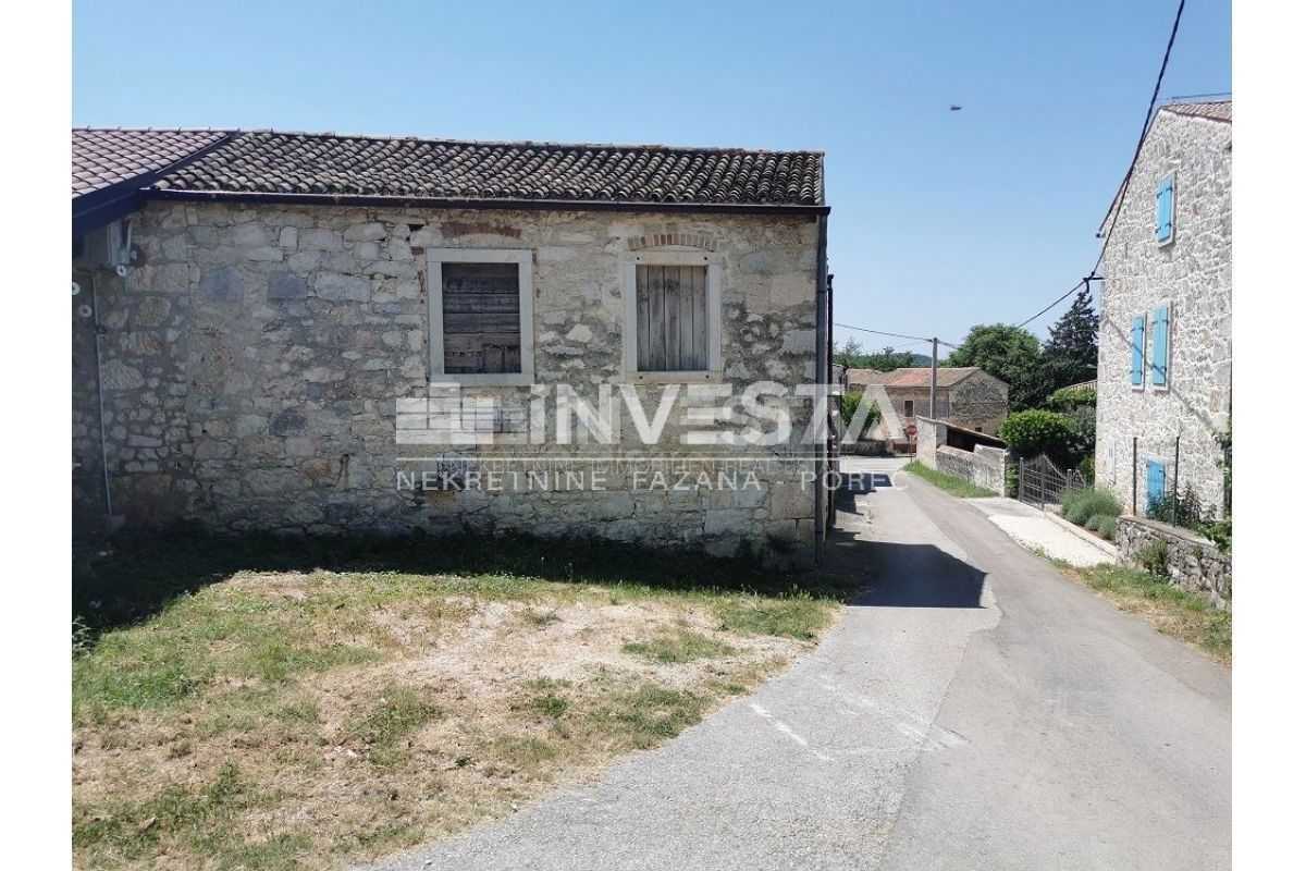 Okolica Vrsarja, kamnita istrska hiša z dvoriščem in garažo