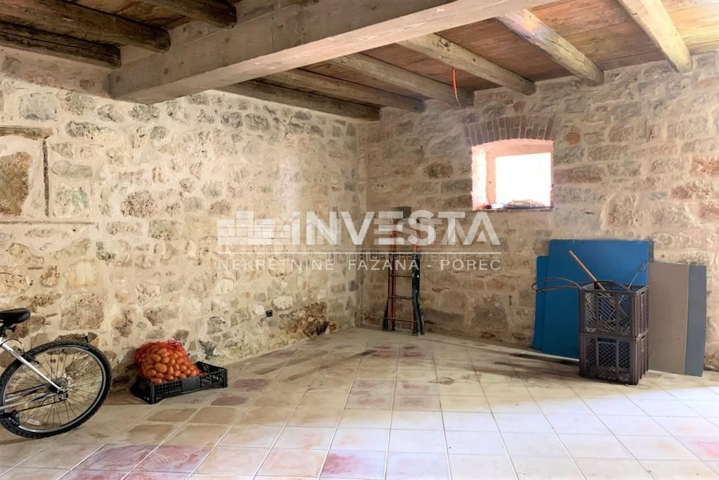 Okolica Vrsarja, kamnita istrska hiša z dvoriščem in garažo