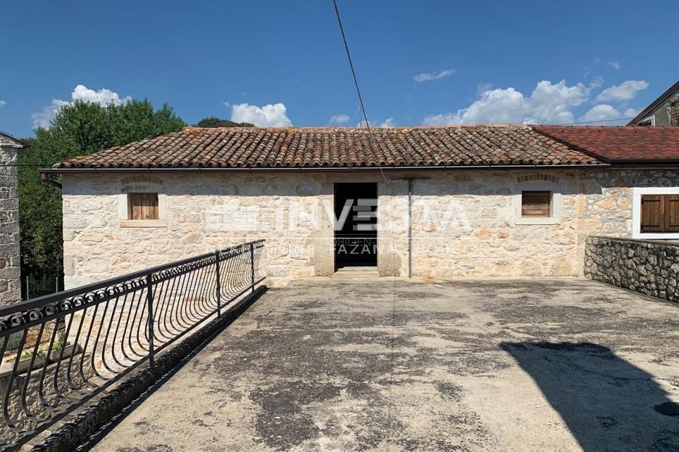 Okolica Vrsarja, kamnita istrska hiša z dvoriščem in garažo