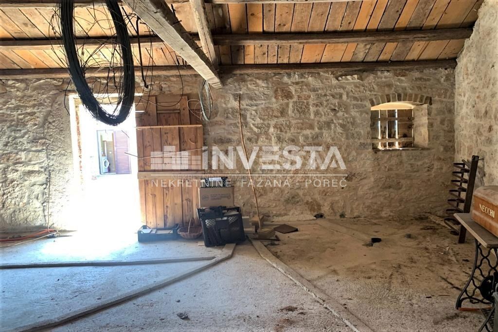 Okolica Vrsarja, kamnita istrska hiša z dvoriščem in garažo