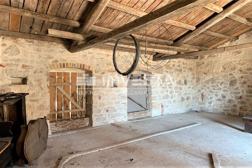 Okolica Vrsarja, kamnita istrska hiša z dvoriščem in garažo