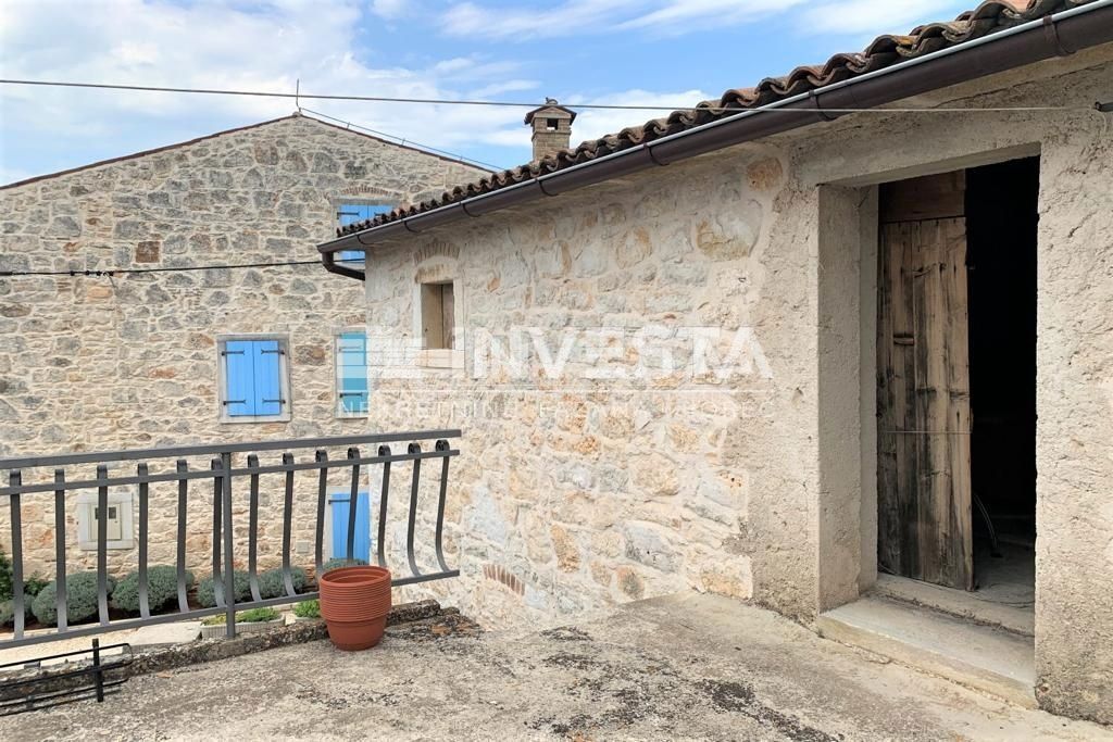 Okolica Vrsarja, kamnita istrska hiša z dvoriščem in garažo