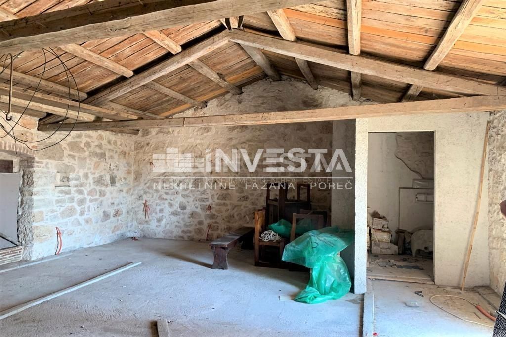 Okolica Vrsarja, kamnita istrska hiša z dvoriščem in garažo