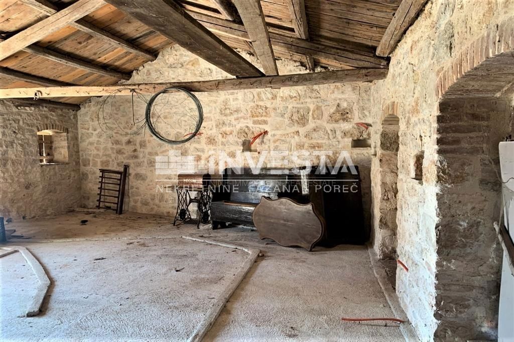 Okolica Vrsarja, kamnita istrska hiša z dvoriščem in garažo