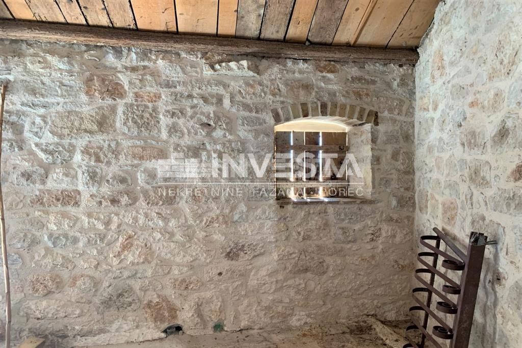 Okolica Vrsarja, kamnita istrska hiša z dvoriščem in garažo