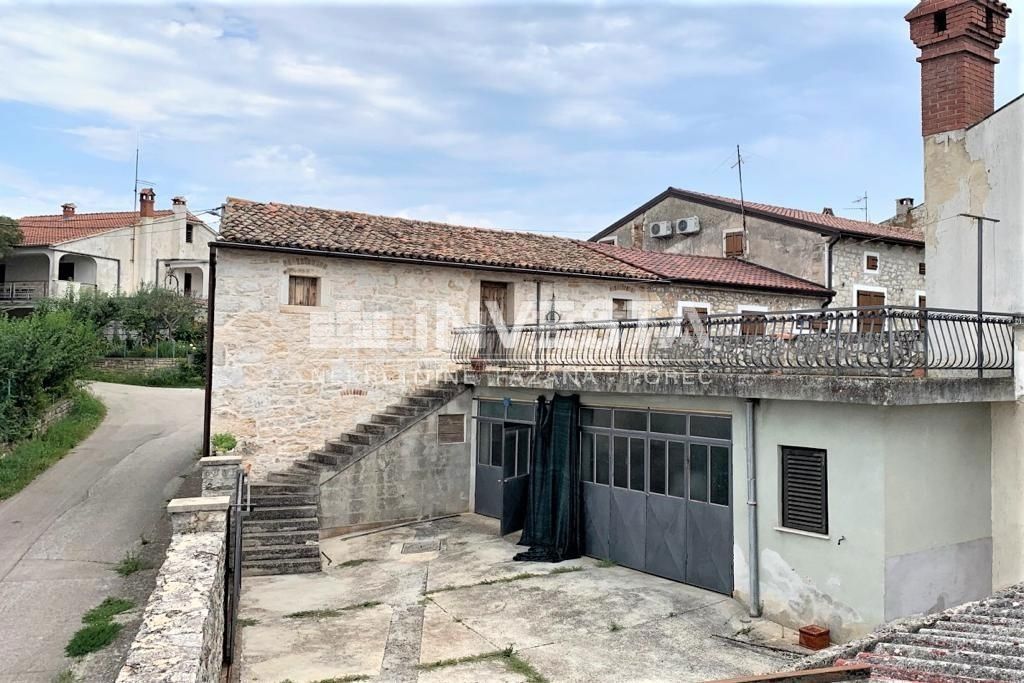 Okolica Vrsarja, kamnita istrska hiša z dvoriščem in garažo