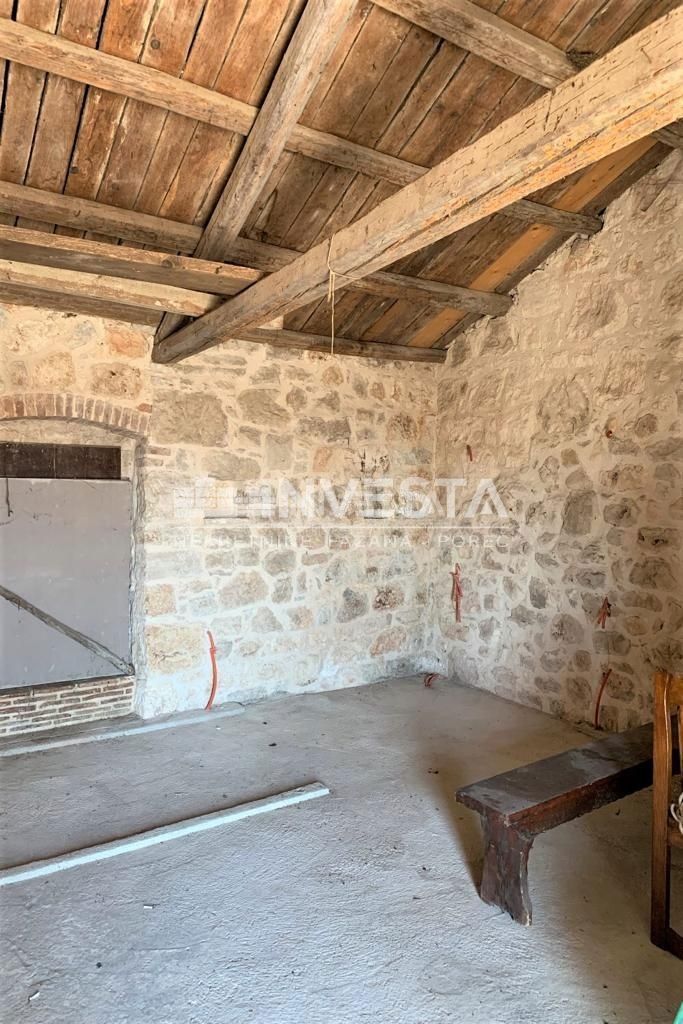 Okolica Vrsarja, kamnita istrska hiša z dvoriščem in garažo