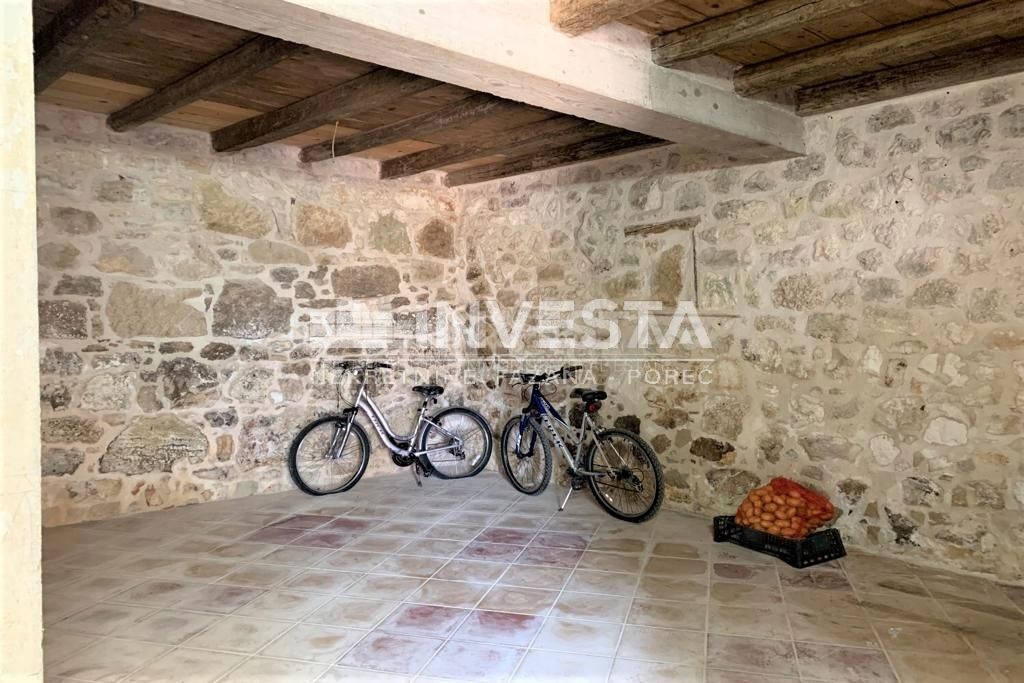 Okolica Vrsarja, kamnita istrska hiša z dvoriščem in garažo