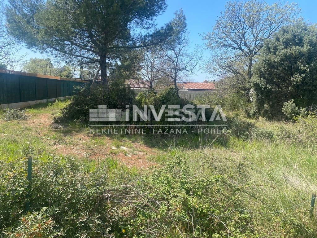 Peroj, zemljišče 900 m2 blizu morja