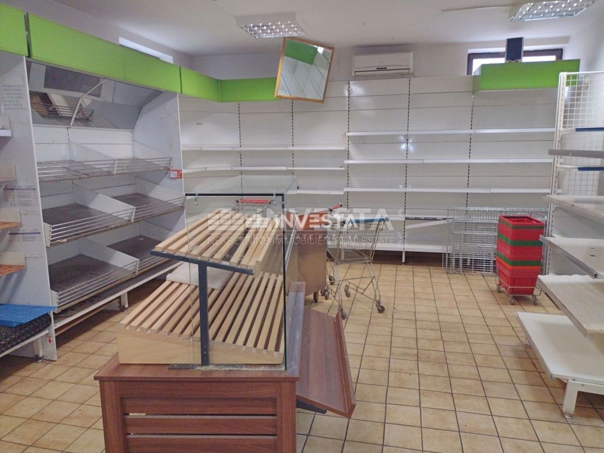 Funtana, poslovni prostor - trgovina, 220 m2, 2600 eur/m2