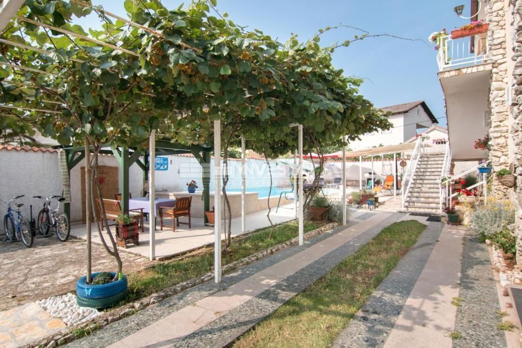 Fažana, Valbandon, samostojna hiša s 4 stanovanjskimi enotami in bazenom