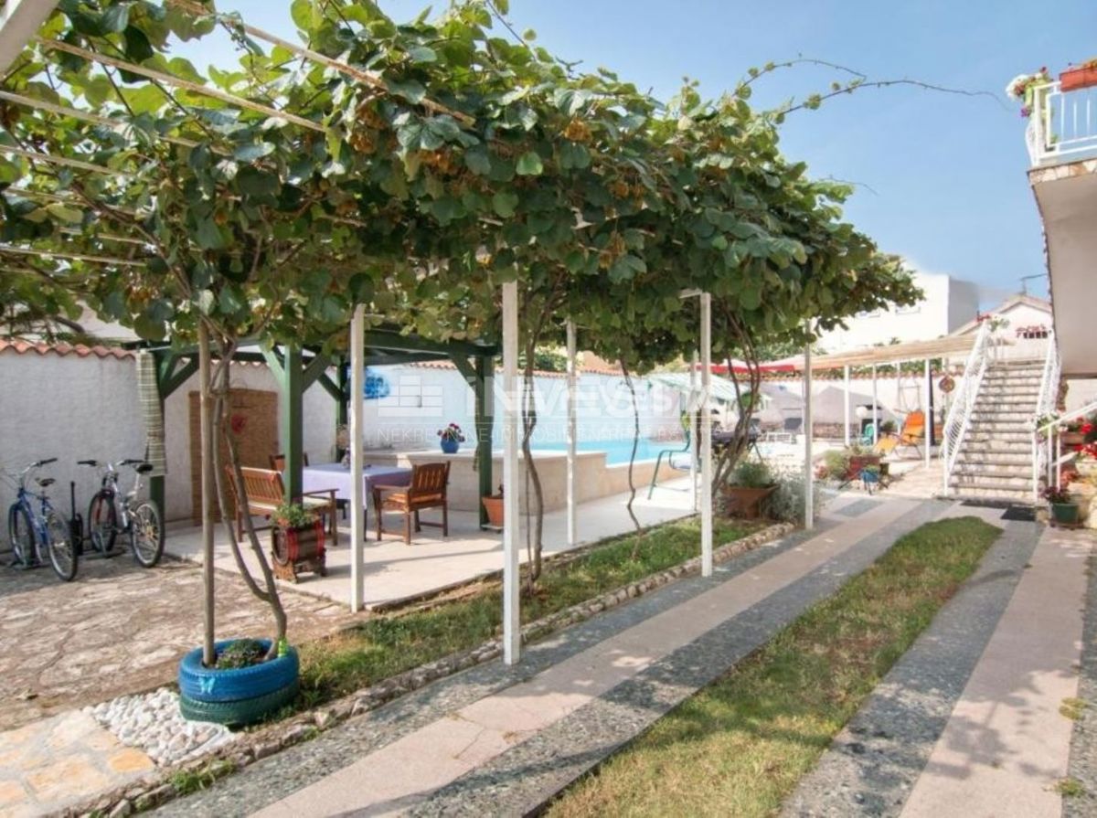 Fažana, Valbandon, samostojna hiša s 4 stanovanjskimi enotami in bazenom