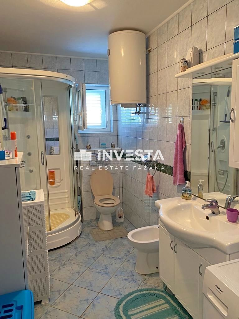 Fažana, Valbandon, samostojna hiša 175 m2, dva apartmaja, blizu morja