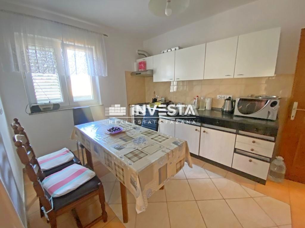 Fažana, Valbandon, samostojna hiša 175 m2, dva apartmaja, blizu morja