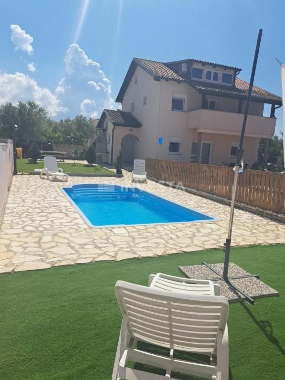 Peroj, apartmajska hiša s bazenom in pogledom na morje