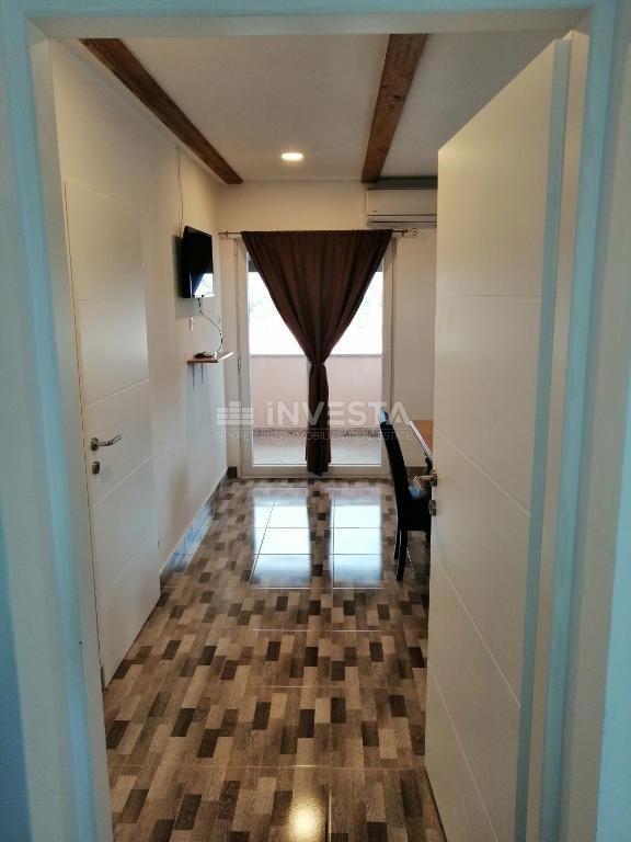 Peroj, apartmajska hiša s bazenom in pogledom na morje