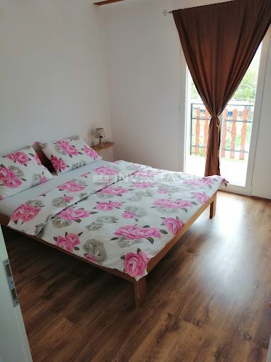 Peroj, apartmajska hiša s bazenom in pogledom na morje