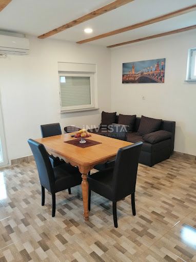 Peroj, apartmajska hiša s bazenom in pogledom na morje