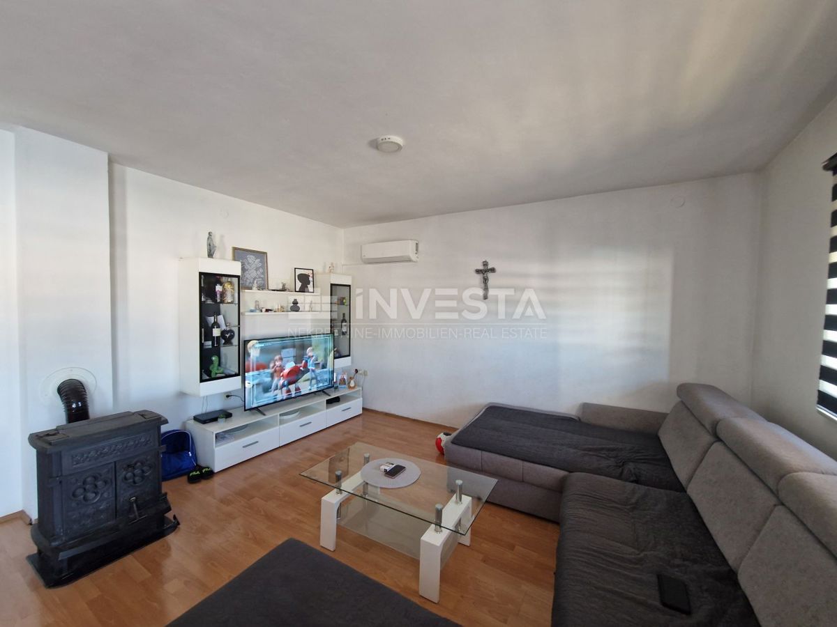 Peroj, apartmajska hiša s bazenom in pogledom na morje